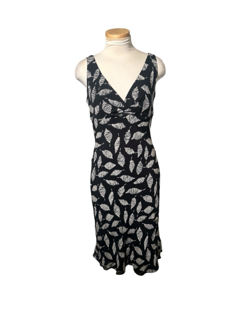 Mario Balthazar Sleeveless Black and White Leaf-Print V-Neck Dress Size 4